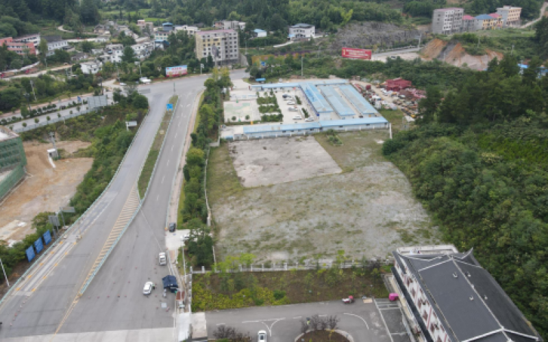 黃平北收費站出口右側(cè)土地處置